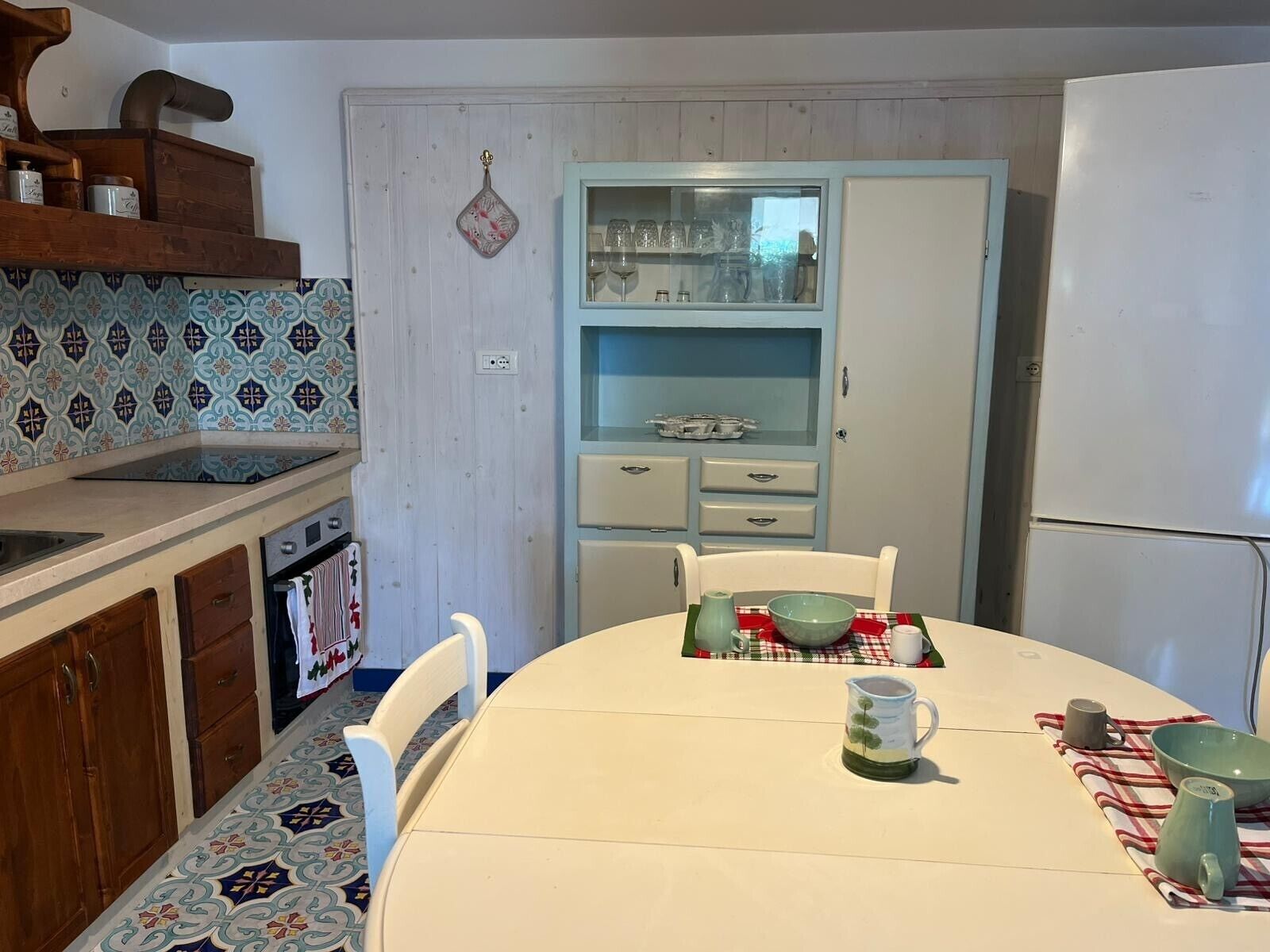 Fridge, oven, stovetop, coffee/tea maker