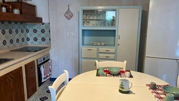 Fridge, oven, stovetop, coffee/tea maker