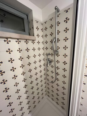 Douche, sèche-cheveux, serviettes fournies