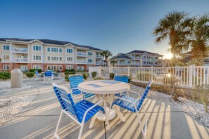 Outdoor dining - Golf course view condo with private balcony, W/D, pool & close to beach (Myrtle Beach)