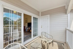 Terrace/patio - Golf course view condo with private balcony, W/D, pool & close to beach (Myrtle Beach)