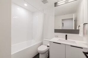 Douche, séchoir à cheveux, serviettes fournies, savon