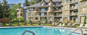 Pool - Spacious 1-bedroom condo with fire place  in enchanting Whistler (Whistler)