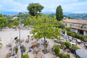 Outdoor dining - Double Room with Wi-Fi and Air Conditioning (Cagnes-sur-Mer)