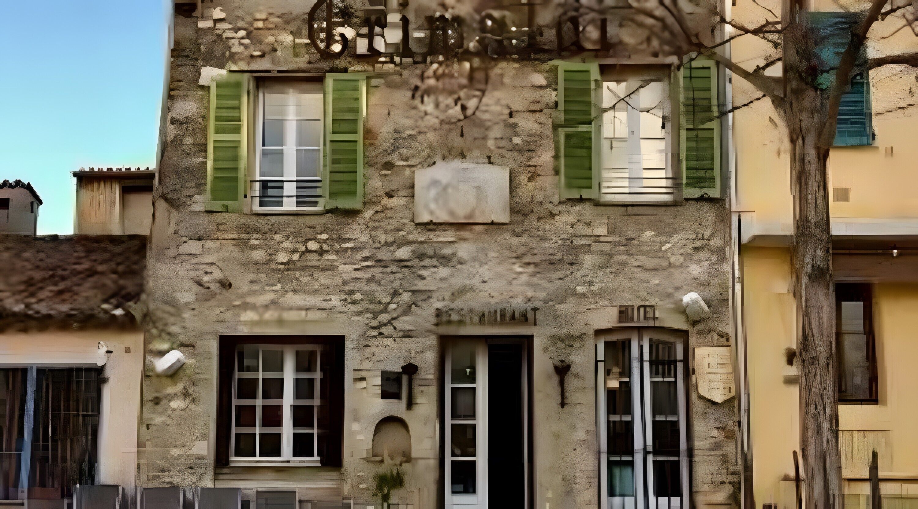 Un bâtiment doté d’une façade en pierre, de volets verts et d’une enseigne au-dessus de l’entrée.