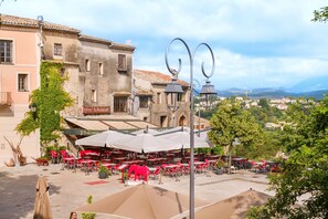 Outdoor dining - Double Room with Wi-Fi and Air Conditioning (Cagnes-sur-Mer)