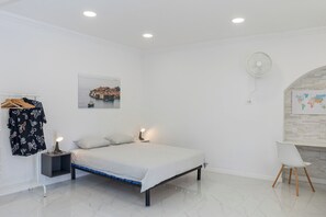 Tabla de planchar con plancha y ropa de cama 