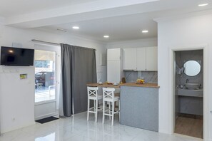 Fridge, stovetop, cookware/dishes/utensils - Sunny Palace Studio 3 (Dubrovnik)