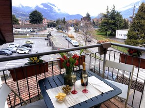 Outdoor dining - Milla Balcony Penthouse Lime trees (Riva del Garda)