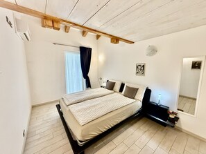 3 bedrooms, iron/ironing board, bed sheets - Milla Balcony Penthouse Lime trees (Riva del Garda)