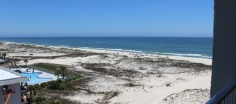 Couples Coastal Retreat 1min walk to the beach!