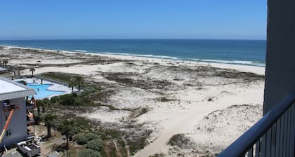 Couples Coastal Retreat 1min walk to the beach!