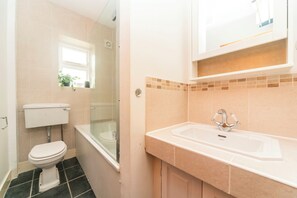 Shower, hair dryer, towels - Cosy Apartment 5 Minutes From Station - Pass the Keys (Surbiton)