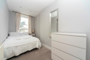 Iron/ironing board, free WiFi, bed sheets - Cosy Apartment 5 Minutes From Station - Pass the Keys (Surbiton)