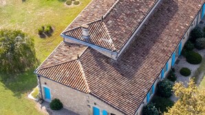 A long, rectangular building with a tiled roof and a stone facade. - Domaine des Bruyères | Workshop (Saint-Savin)