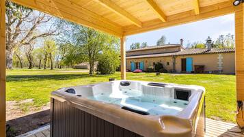 Bain à remous extérieur