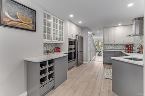 Refrigerador, microondas, horno y parrilla de estufa 