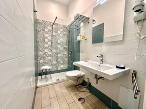 Douche, sèche-cheveux, serviettes fournies