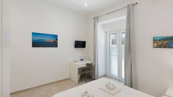 Tabla de planchar con plancha, wifi y ropa de cama