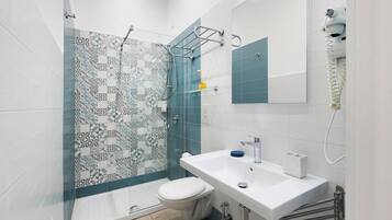 Chuveiro, secador de cabelo, toalhas de banho