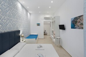 Tabla de planchar con plancha, wifi y ropa de cama 