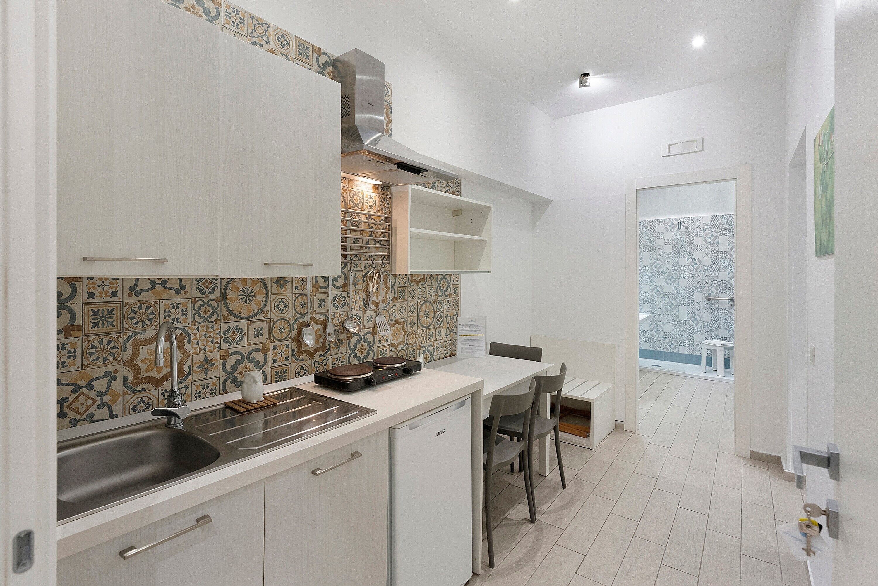 Jääkaappi, liesi, kahvin-/teenkeitin