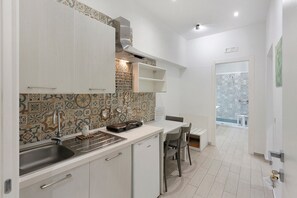 Fridge, stovetop, coffee/tea maker, cookware/dishes/utensils - Stabia Exclusive Stay – Luciano Suite (Castellammare di Stabia)