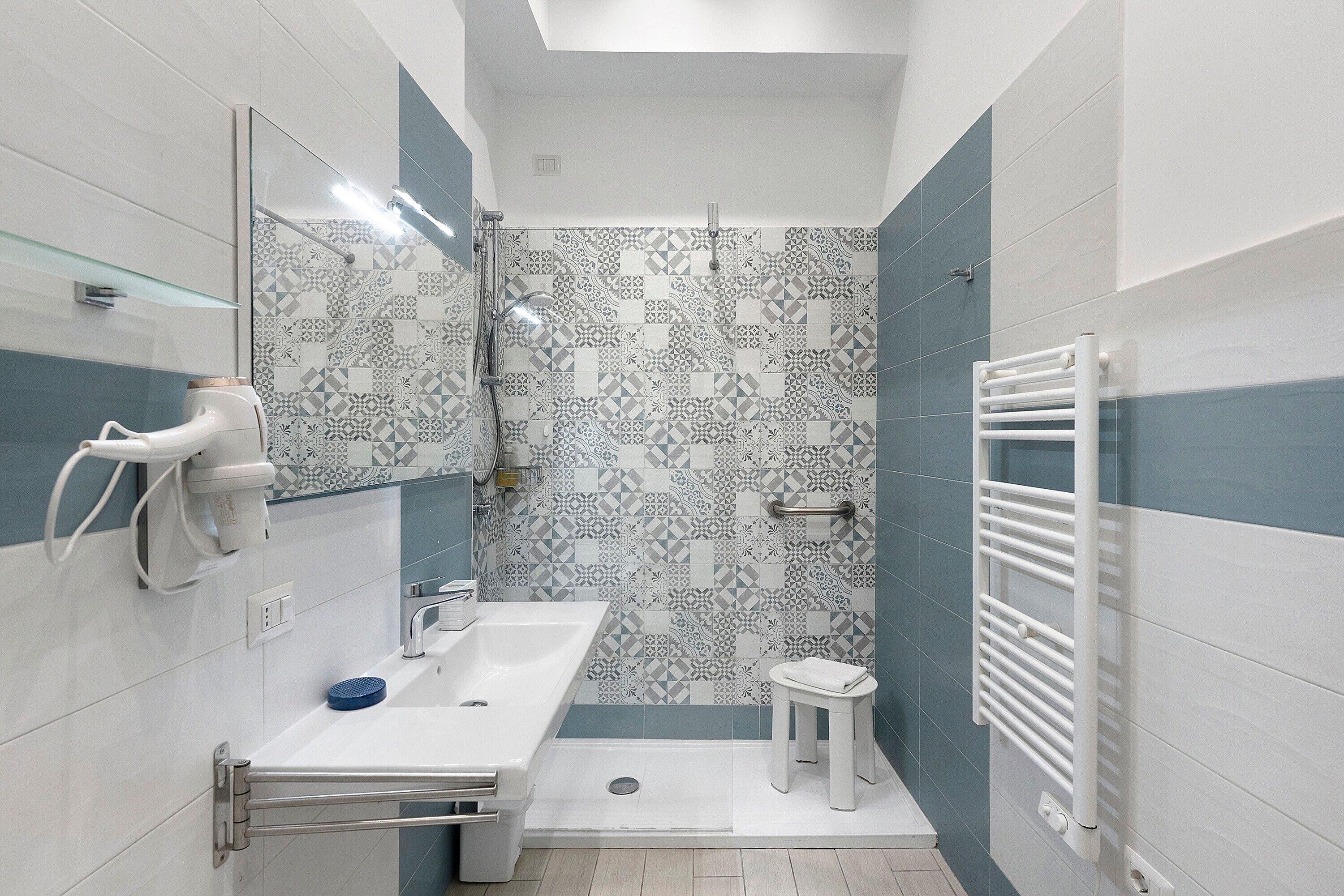 Chuveiro, secador de cabelo, toalhas de banho 