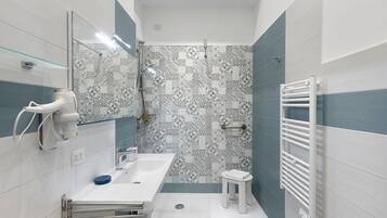 Chuveiro, secador de cabelo, toalhas de banho