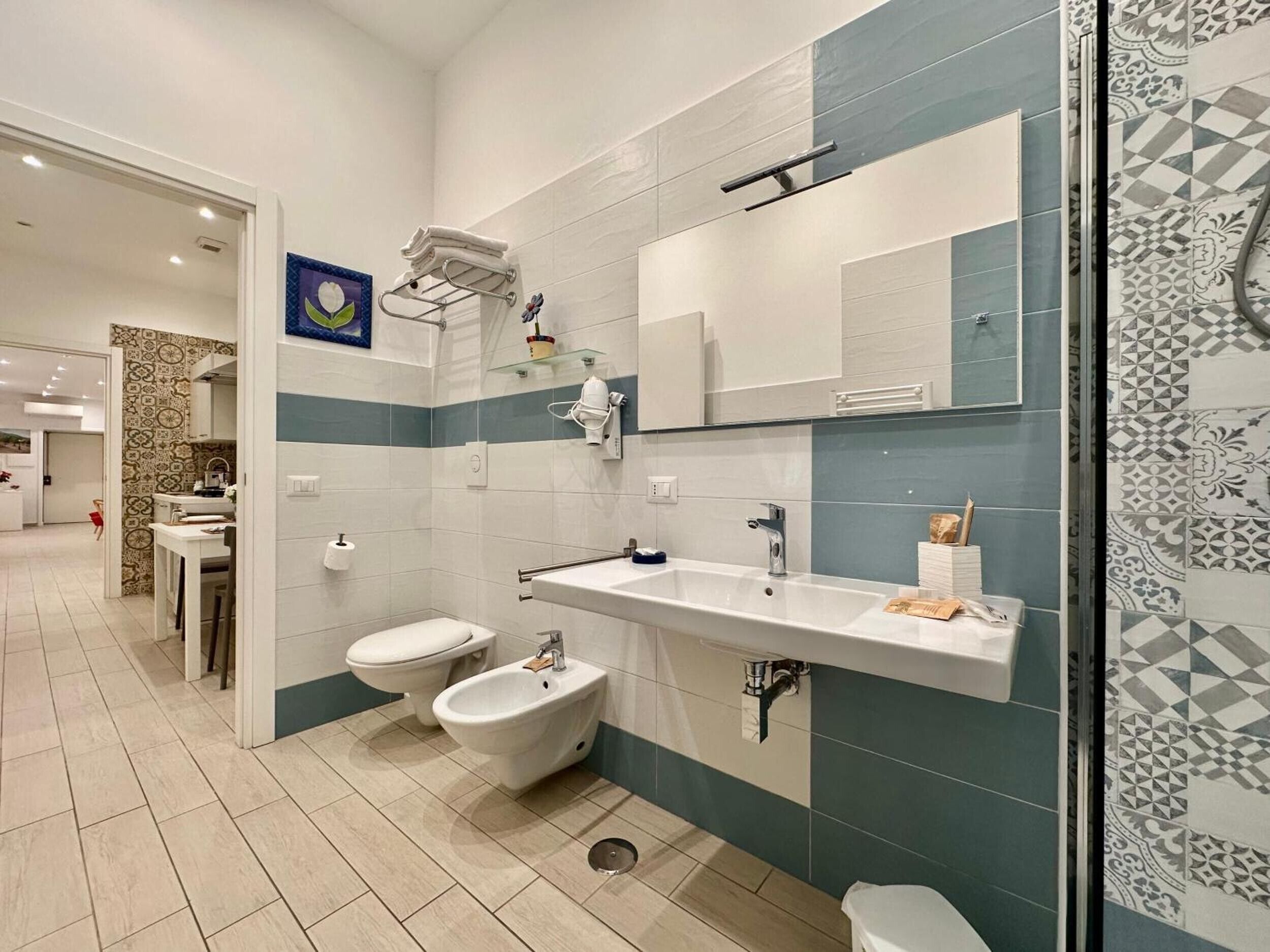 Douche, sèche-cheveux, serviettes fournies