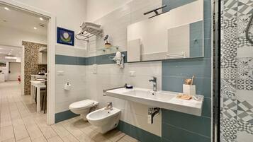 Douche, sĂšche-cheveux, serviettes fournies