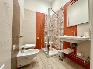 Douche, sèche-cheveux, serviettes fournies