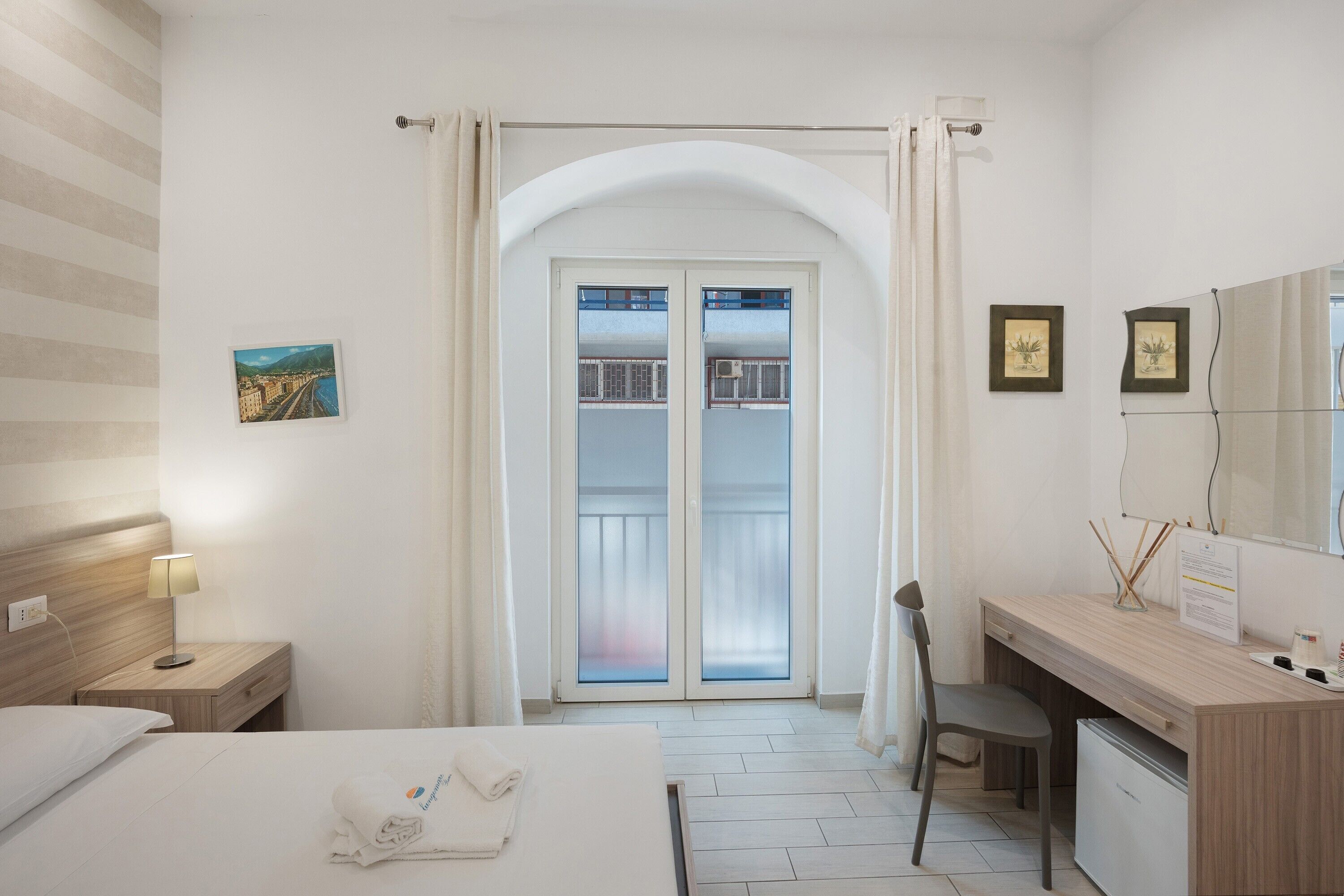1 dormitorio, tabla de planchar con plancha, wifi y ropa de cama