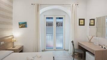 1 dormitorio, tabla de planchar con plancha, wifi y ropa de cama
