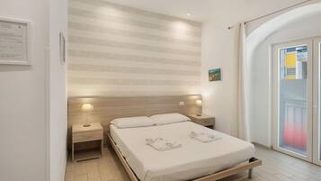 1 dormitorio, tabla de planchar con plancha, wifi y ropa de cama