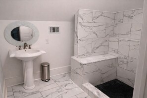 Shower, hair dryer, towels, soap - THE GEORGIA ROSE - A southern charm, with lots of character! (Atlanta)