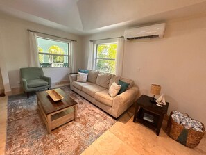 TV - Stylish Island Getaway Short Walk to Leeward Beach (Leeward Settlement)