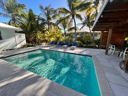Stylish Island Getaway Short Walk to Leeward Beach