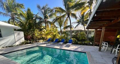 Stylish Island Getaway Short Walk to Leeward Beach