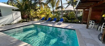 Stylish Island Getaway Short Walk to Leeward Beach