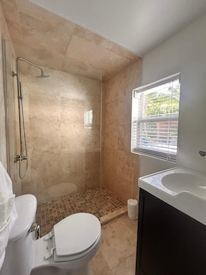 Douche, sèche-cheveux, serviettes fournies, savon