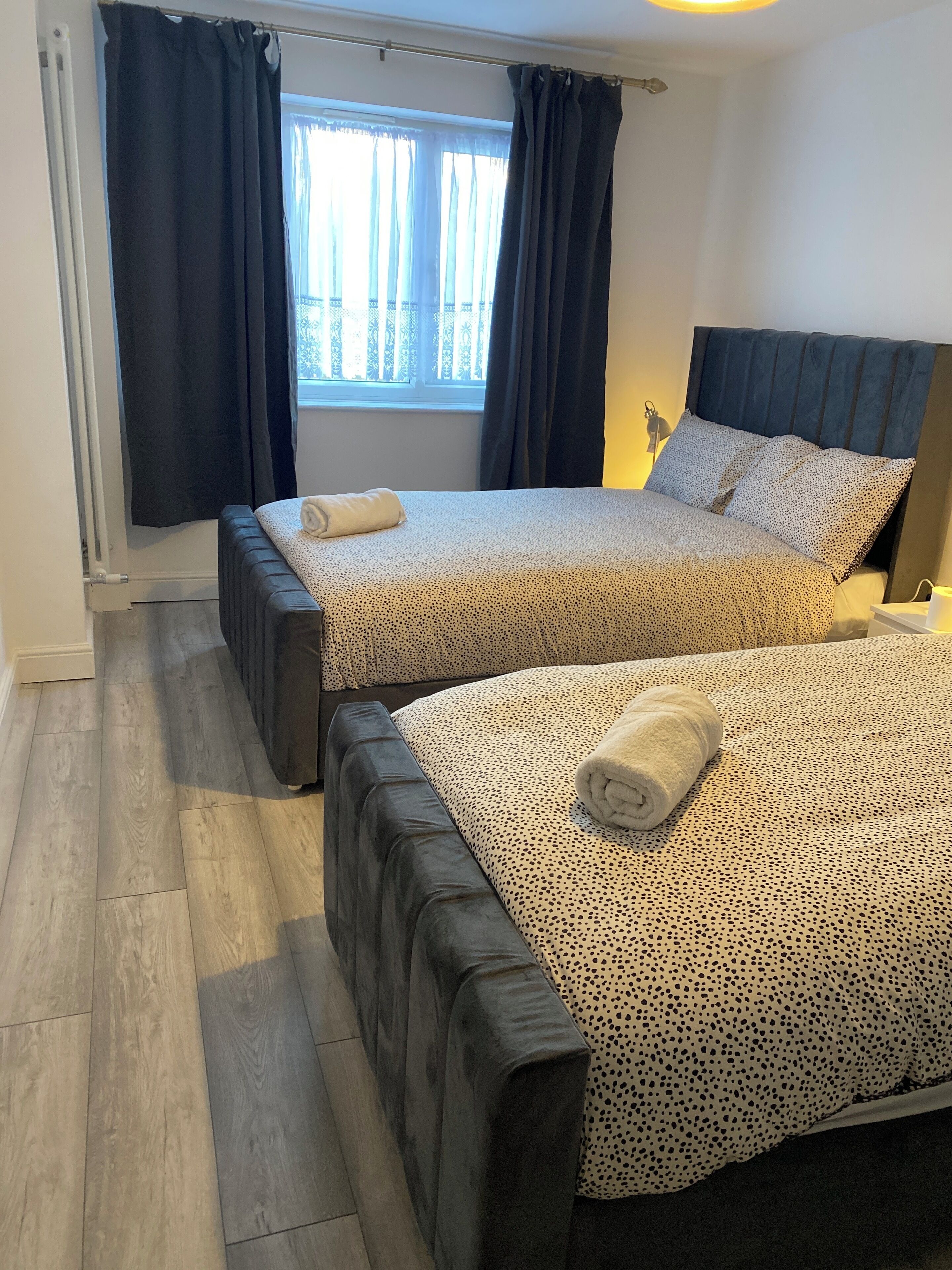 Een strijkplank/strijkijzer, wifi, beddengoed