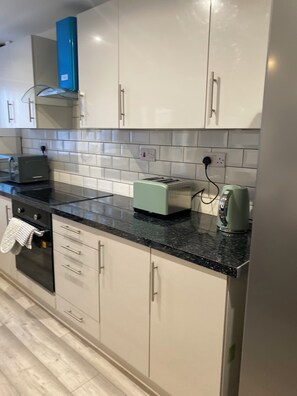 Microwave, oven - The Woolwich Arsenal 5 Bedroom House (London)