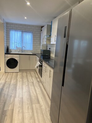 Microwave, oven - The Woolwich Arsenal 5 Bedroom House (London)