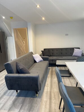 TV - The Woolwich Arsenal 5 Bedroom House (London)