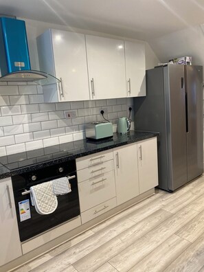 Microwave, oven - The Woolwich Arsenal 5 Bedroom House (London)