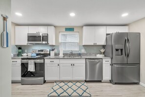 Frigorifero, microonde, forno, piano cottura