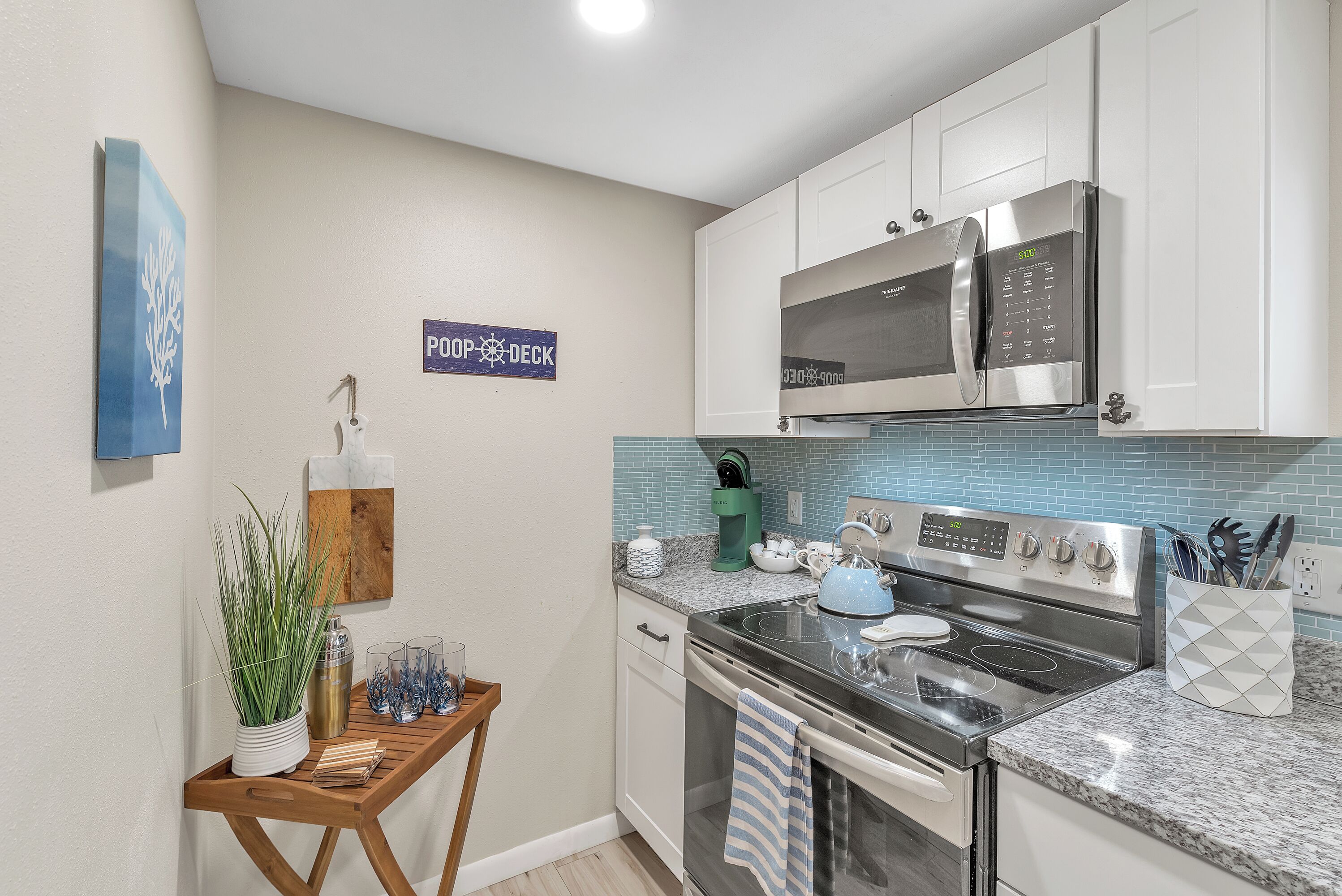 R éfrigérateur, micro-ondes, four, plaque de cuisson