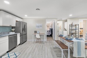 2 bedrooms, desk, free WiFi, bed sheets - Best location in Uptown Maumee! King Bed-W/D-3TVs! (Maumee)