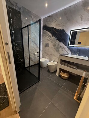 Shower, hair dryer, bidet, towels - Casa Lo Bianco sea view apartment in Terrasini (Terrasini)